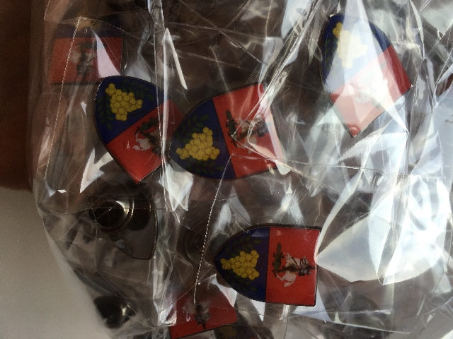 műgyantázott kitűző